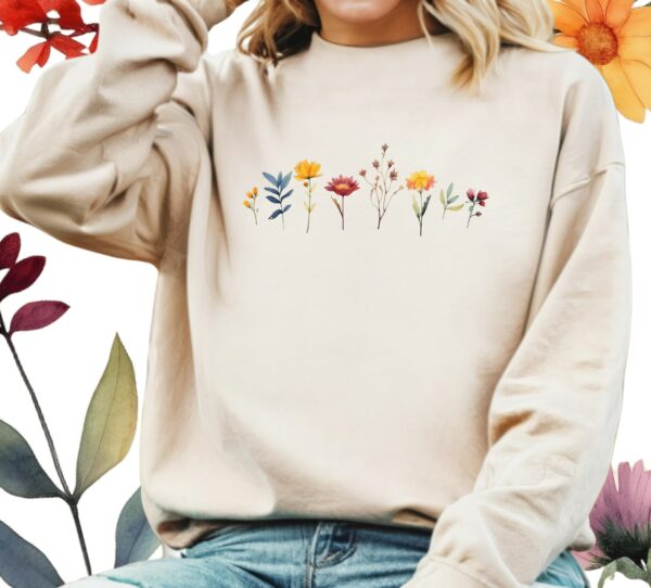 Flower Sweatshirt, Aesthetic Wild Flower Sweatshirt, Botanical Floral, Minimalist Shirts For Women, Botanical Shirt, Nature Lover Shirt